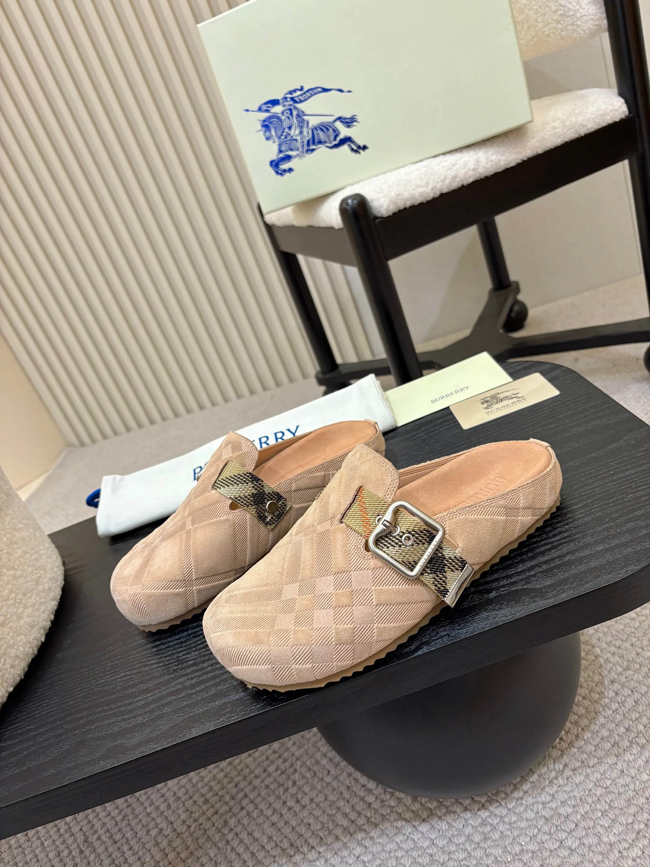Men's Men's Shoes💰580 Burberry2025's hot-selling Birkenstock slippers are released, made of soft suede fabric and refined in Italian workshops. Featuring an embossed plaid pattern and an embossed sole embellished with the archive brand's logo. Features an adjustable B-shaped buckle strap and is embellished with the signature sand-colored Burberry check in jacquard worsted.   ✅Fabric: suede ✅Lining: silk cowhide ✅Outsole: TPU ✅Color: black, brown, pink, apricot 4 colors available ✅Code number: 35-45 for men and women (35, 45 customized)